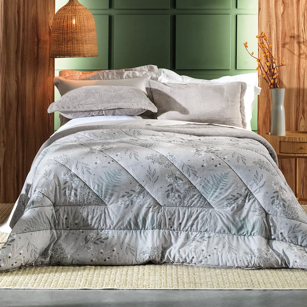 Cama Altenburg com estampa botânica em ambiente acolhedor