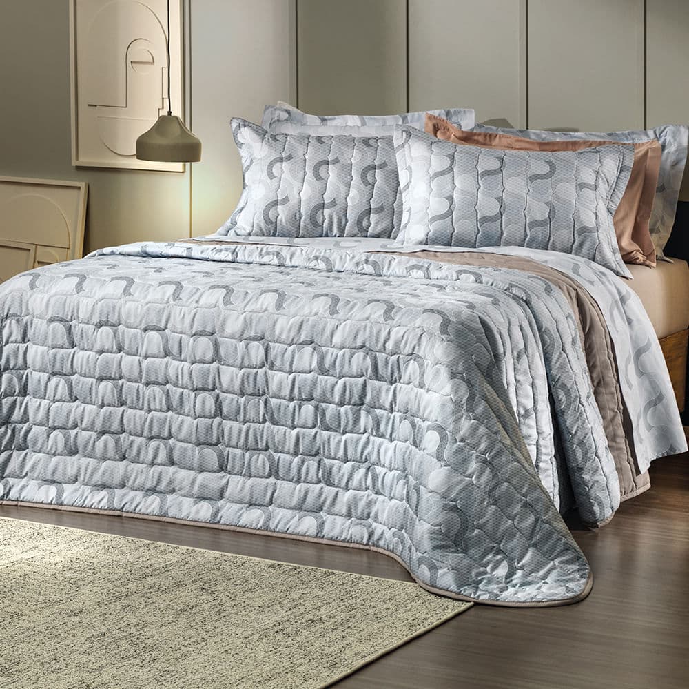 Cama produzida com jogo de cama Altenburg em tons claros